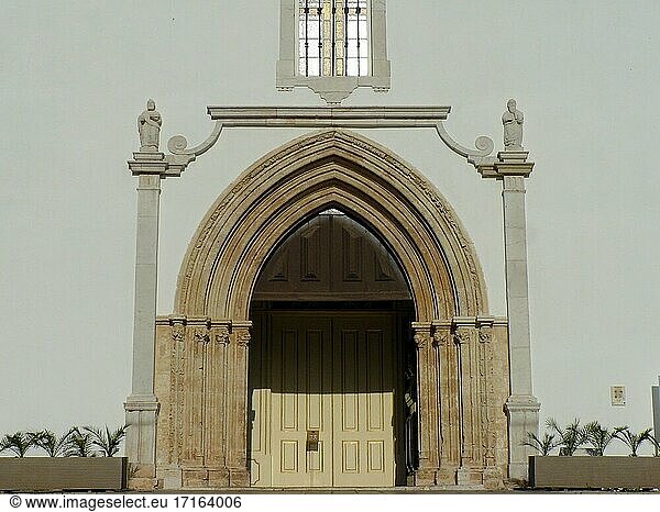 Portim?o (Algarve) Portugal. Detail der Eingangstür zur Kirche Nossa Senhora da Concei??o in Portim?o.