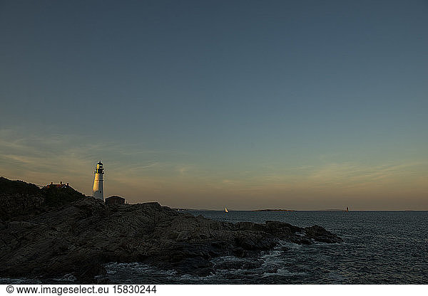 Portland-Scheinwerfer in der untergehenden Sonne an der Küste von Maine