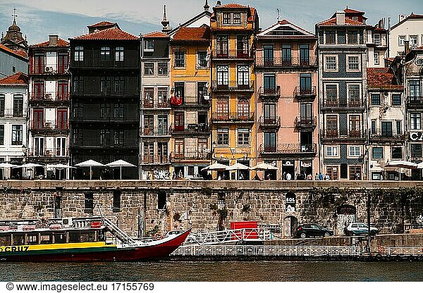 Porto oder Oporto ist die zweitgrößte Stadt Portugals und eines der wichtigsten Ballungsgebiete der Iberischen Halbinsel.