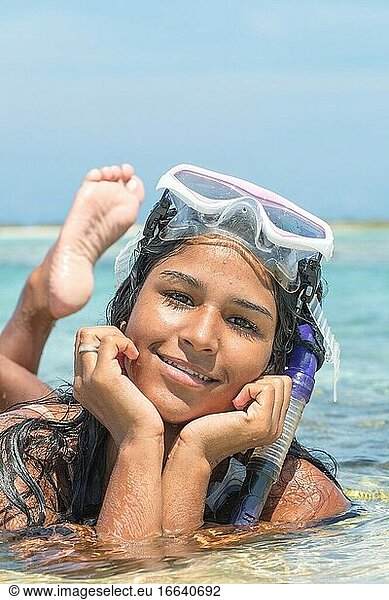 Porträt afroamerikanische junge Frau Schnorcheln mit Maske und Bikini. Entspannen im tropischen Sommerurlaub. Karibik Reiseziel.