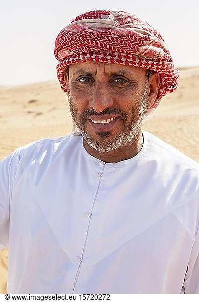 Porträt  Beduine mit traditioneller Kopfbedeckung  Sandwüste Rimal Wahiba Sands  Oman  Asien