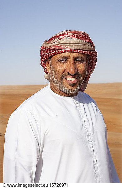 Porträt  Beduine mit traditioneller Kopfbedeckung  Sandwüste Rimal Wahiba Sands  Oman  Asien