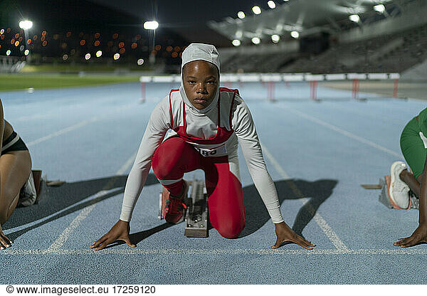 Porträt bestimmt weibliche Läuferin in Hijab an der Strecke Startlinie