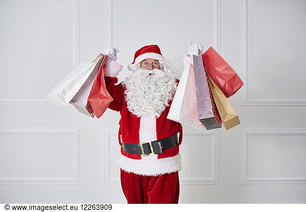 Porträt des Weihnachtsmanns mit Einkaufstaschen