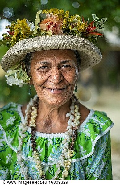Porträt einer alten Frau in Huahine  Gesellschaftsinseln  Französisch-Polynesien  Südpazifik.