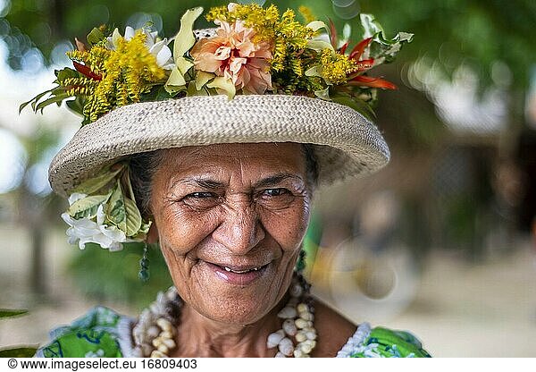 Porträt einer alten Frau in Huahine  Gesellschaftsinseln  Französisch-Polynesien  Südpazifik.