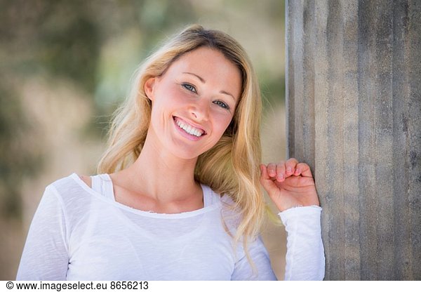 Porträt einer blonden Frau mit weißem Oberteil