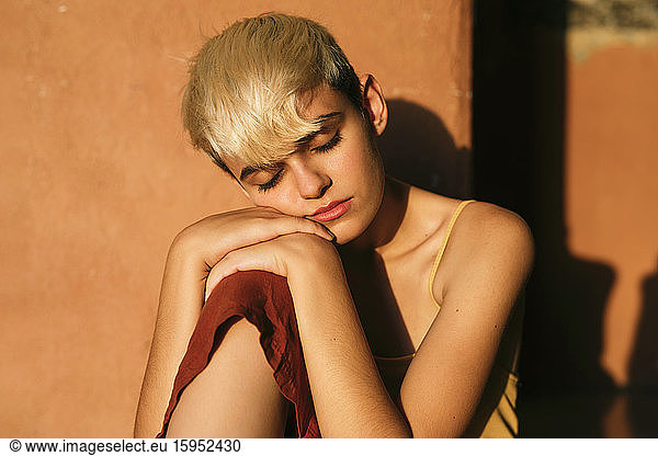 Porträt einer blonden Teenagerin