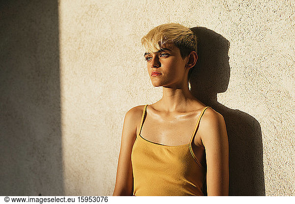 Porträt einer blonden Teenagerin