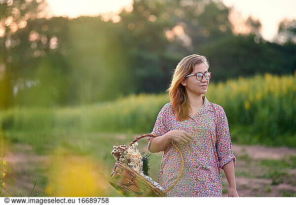 Porträt einer Frau  die in einem ländlichen Gebiet spazieren geht