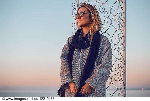 Porträt einer Frau mit Sonnenbrille beim Wegschauen  Odessa  Odeska Oblast  Ukraine  Osteuropa