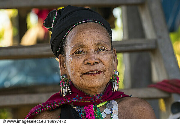 Porträt einer Frau vom Stamm der Kayah  Loikaw  Myanmar