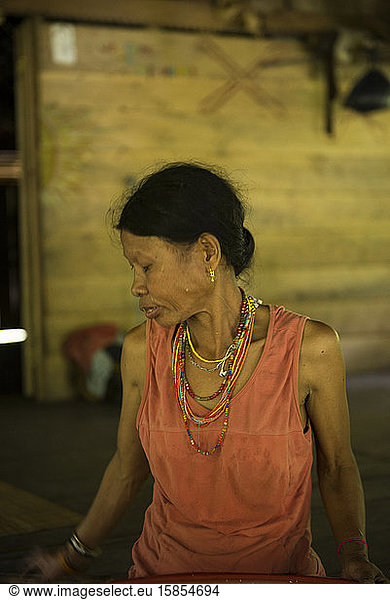 Porträt einer Frau vom Stamm der Mentawai