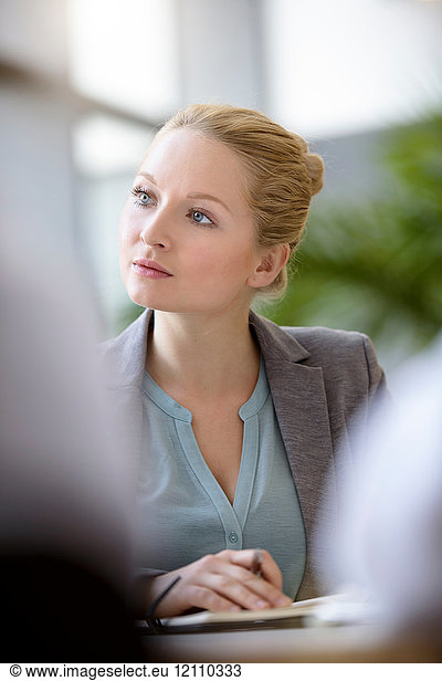 Porträt einer Geschäftsfrau in der Sitzung  differenzierter Fokus