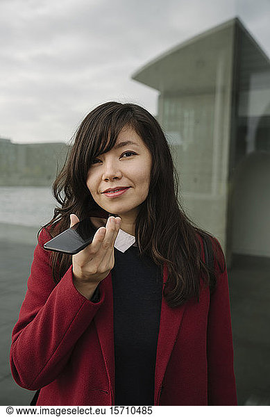 Porträt einer Geschäftsfrau mit Smartphone