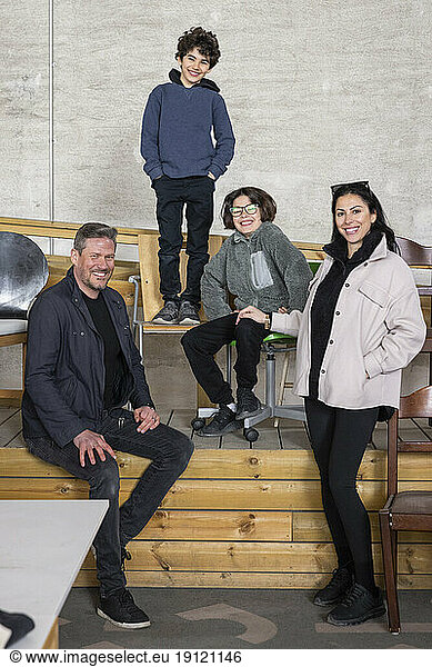 Porträt einer glücklichen Familie im Recyclingzentrum