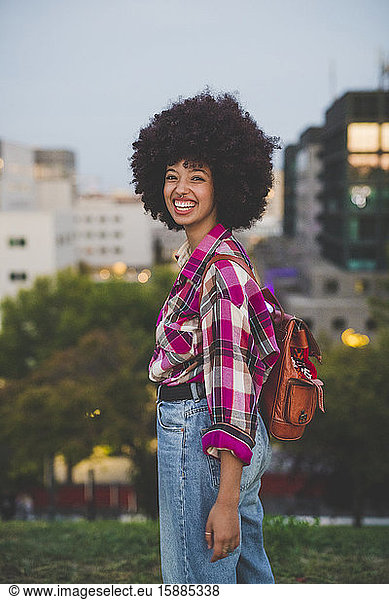 Porträt einer glücklichen jungen Frau mit Afrofrisur