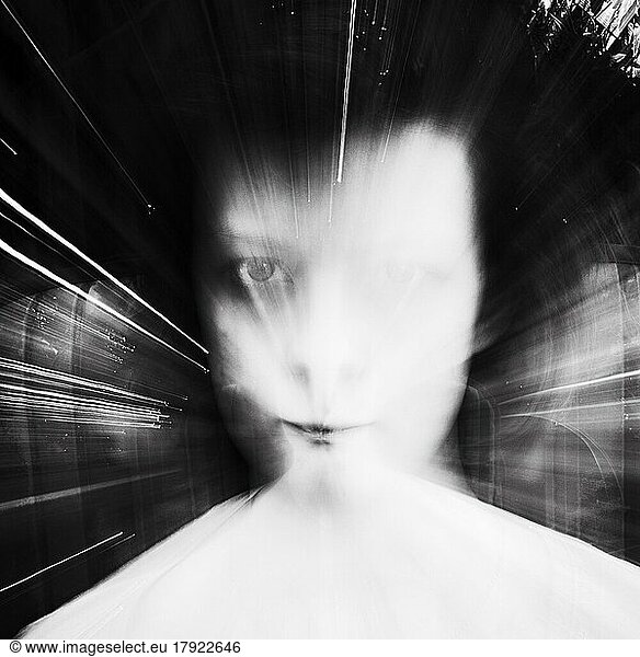 Porträt einer jungen Frau  intensiver Blick  Zoomeffekt  Symbolbild Dynamik  Augenblick  monochrom