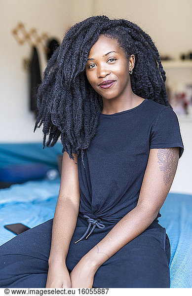 Porträt einer jungen Frau mit Dreadlocks