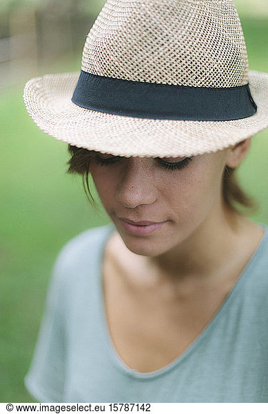 Porträt einer jungen Frau mit Hut