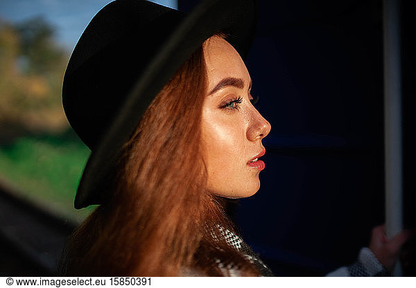Porträt einer jungen Frau mit Hut