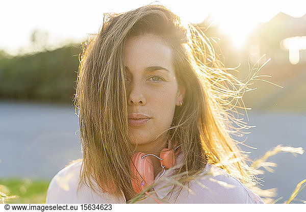 Porträt einer jungen Frau mit wehendem Haar im Gegenlicht