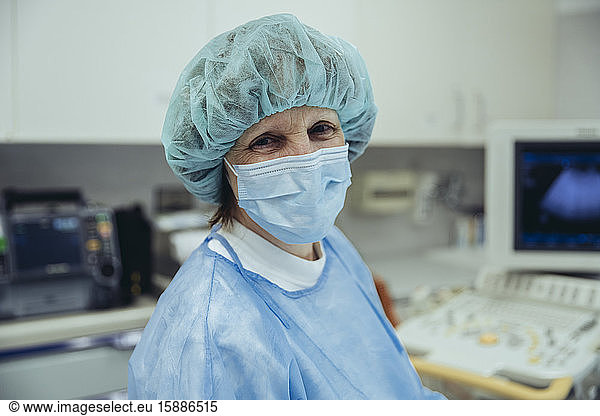 Porträt einer Krankenschwester in Schutzkleidung im Krankenhaus