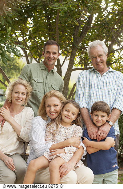 Porträt einer lächelnden Mehrgenerationen-Familie