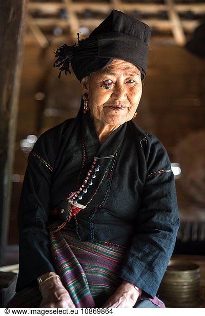 Porträt einer älteren Frau in traditioneller Kleidung  Shan-Staat  Keng Tung  Birma