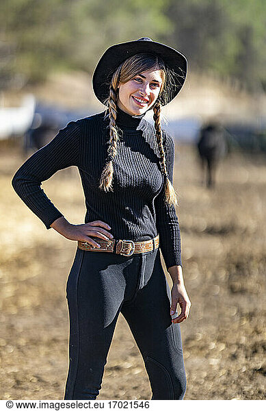 Porträt einer Rancherin mit schwarzem Hut
