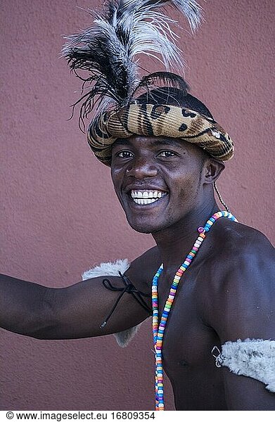Porträt einer sambischen Truppe von Tänzern in traditioneller Kleidung  die fröhlich für ein Foto posieren. Die Truppe trat für Gäste des Zambezi Sun (heute Avani Victoria Falls Resort) auf. Livingstone  Sambia.