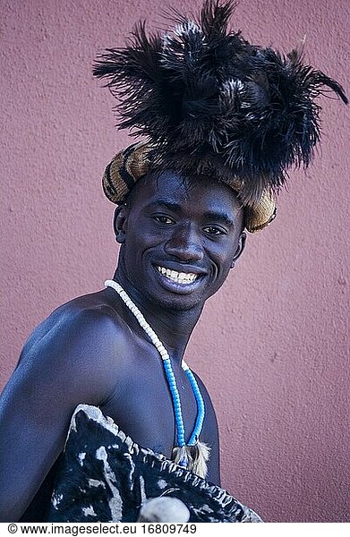 Porträt einer sambischen Truppe von Tänzern in traditioneller Kleidung  die fröhlich für ein Foto posieren. Die Truppe trat für Gäste des Zambezi Sun (heute Avani Victoria Falls Resort) auf. Livingstone  Sambia.