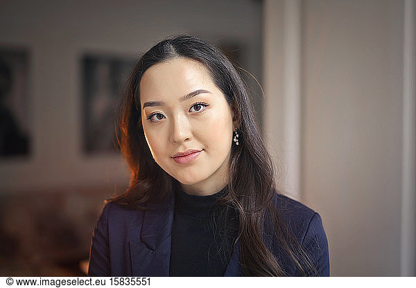 porträt einer schönen asiatischen Frau