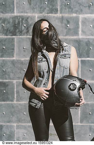 Porträt einer sexy jungen Frau mit Motorradhelm