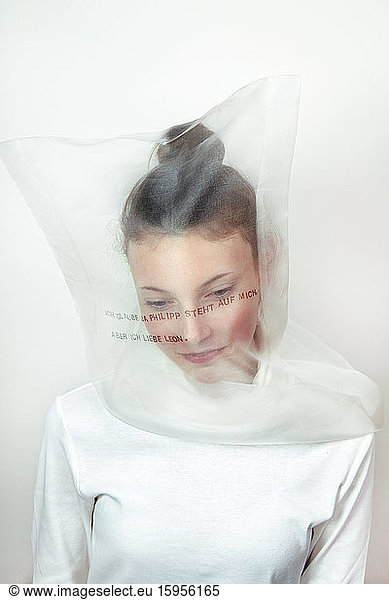 Porträt einer Teenagerin mit durchsichtiger Maske mit Gedanken