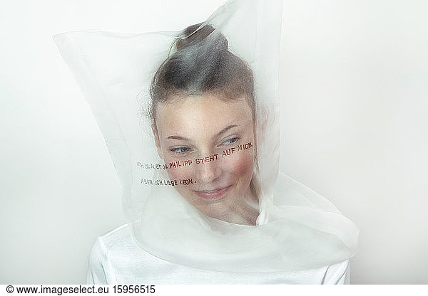 Porträt einer Teenagerin mit durchsichtiger Maske mit Gedanken