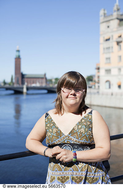 Porträt einer unschuldigen Frau mit Down-Syndrom  die im Freien lächelt.