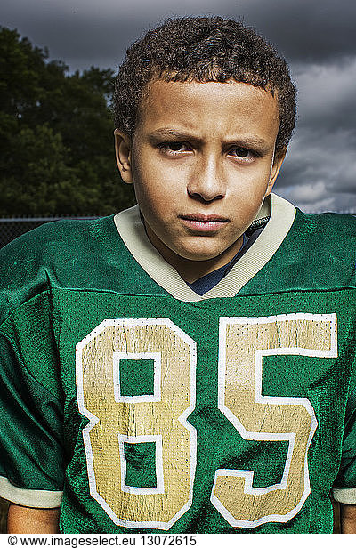 Porträt eines American-Football-Spielers vor bewölktem Himmel
