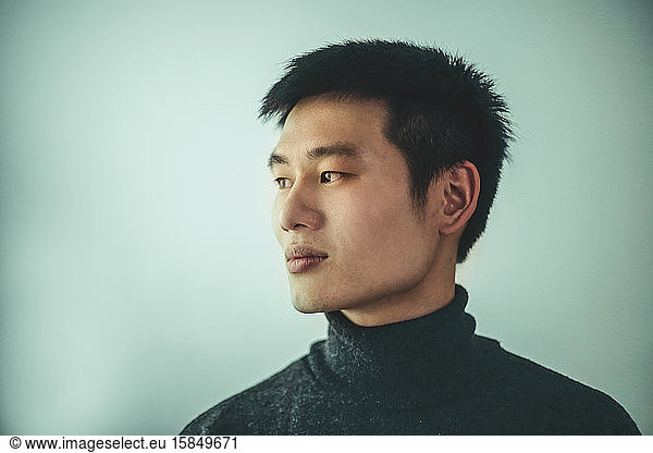 porträt eines asiatischen jungen mannes