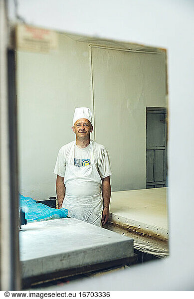 Porträt eines Bäckers  der in einer Bäckerei in Belgrad in den Spiegel schaut