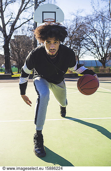 Porträt eines Basketballspielers in Aktion auf dem Platz