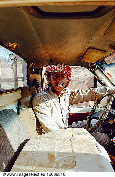 Porträt eines Beduinenmannes in seinem Lastwagen  Wadi Rum  Jordanien