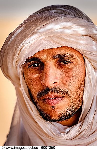 Porträt eines Berbermannes in der Wüste Sahara  Südmarokko  Nordafrika.