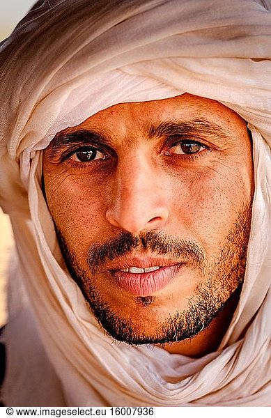 Porträt eines Berbermannes in der Wüste Sahara  Südmarokko  Nordafrika.