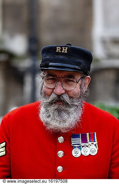 Porträt eines Chelsea-Rentners beim jährlichen Erntefest der Pearly Kings and Queens im Guildhall Yard  London  England.