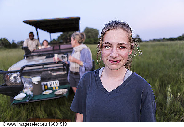 Porträt eines dreizehnjährigen Mädchens auf Safari  Botswana