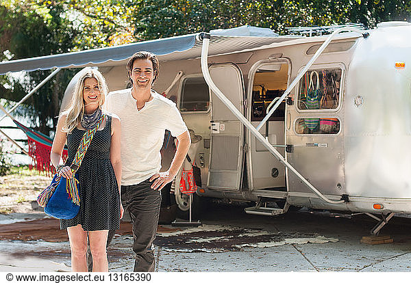 Porträt eines Ehepaares  das vor einem umgebauten Boutique-Airstream-Anhänger steht