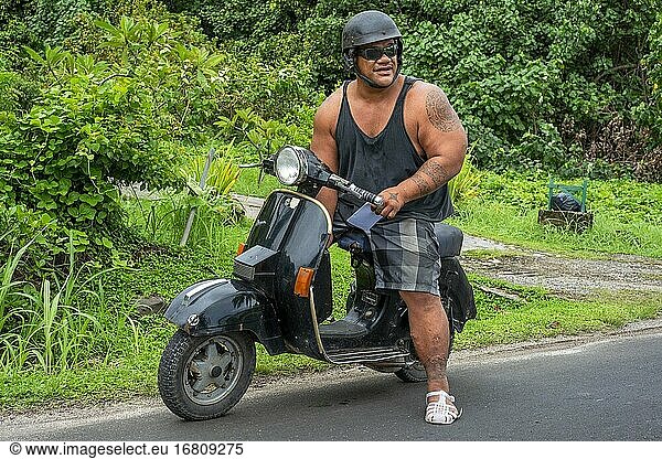 Porträt eines einheimischen dicken Mannes mit Motorrad in Huahine  Gesellschaftsinseln  Französisch-Polynesien  Südpazifik.