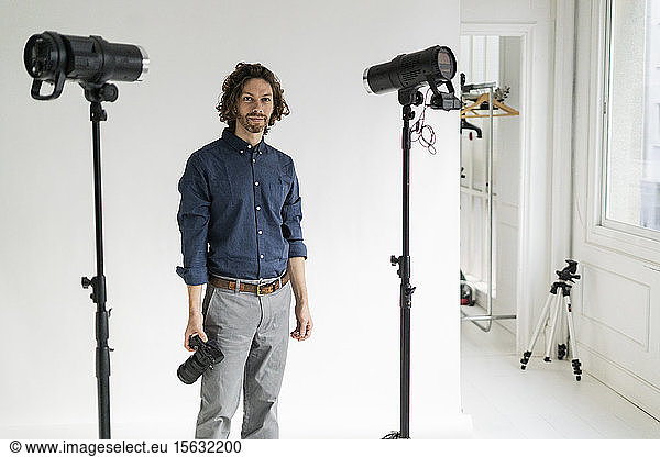 Porträt eines Fotografen in seinem Atelier