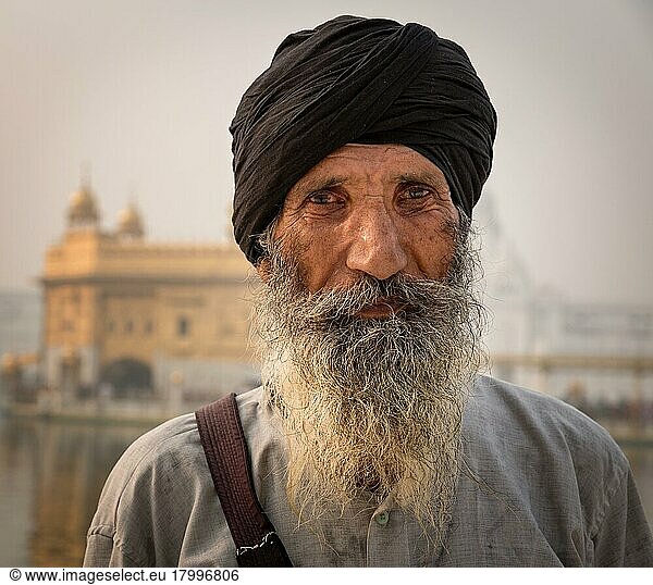 Porträt eines frommen Sikh-Pilgers  Amrit Sagar  Goldener Tempel  Amritsar  Punjab  Indien  Asien